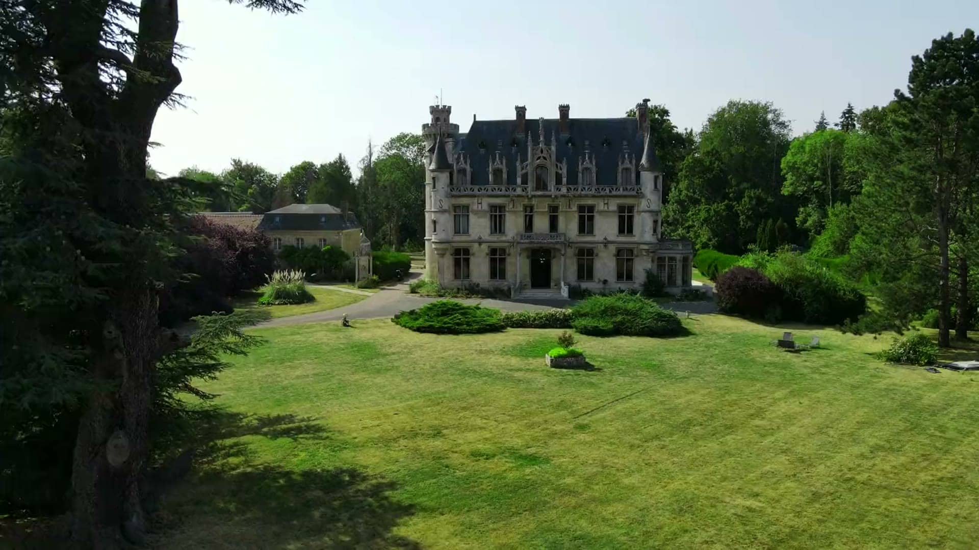 Arrivée dans le parc du domaine du Chesnay-Haguest, face au château
