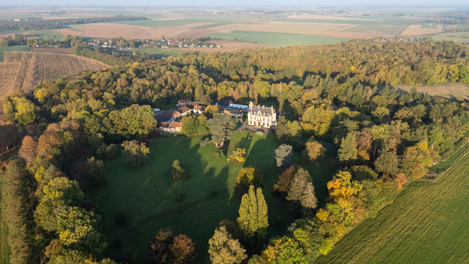 Vue aérienne du domaine dans la campagne du Vexin