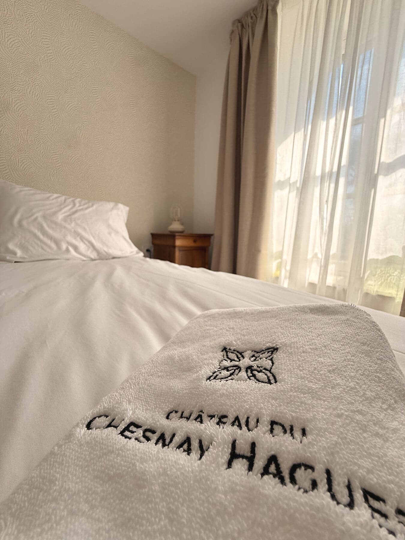 Linge de lit brodé au nom du Château du Chesnay-Haguest