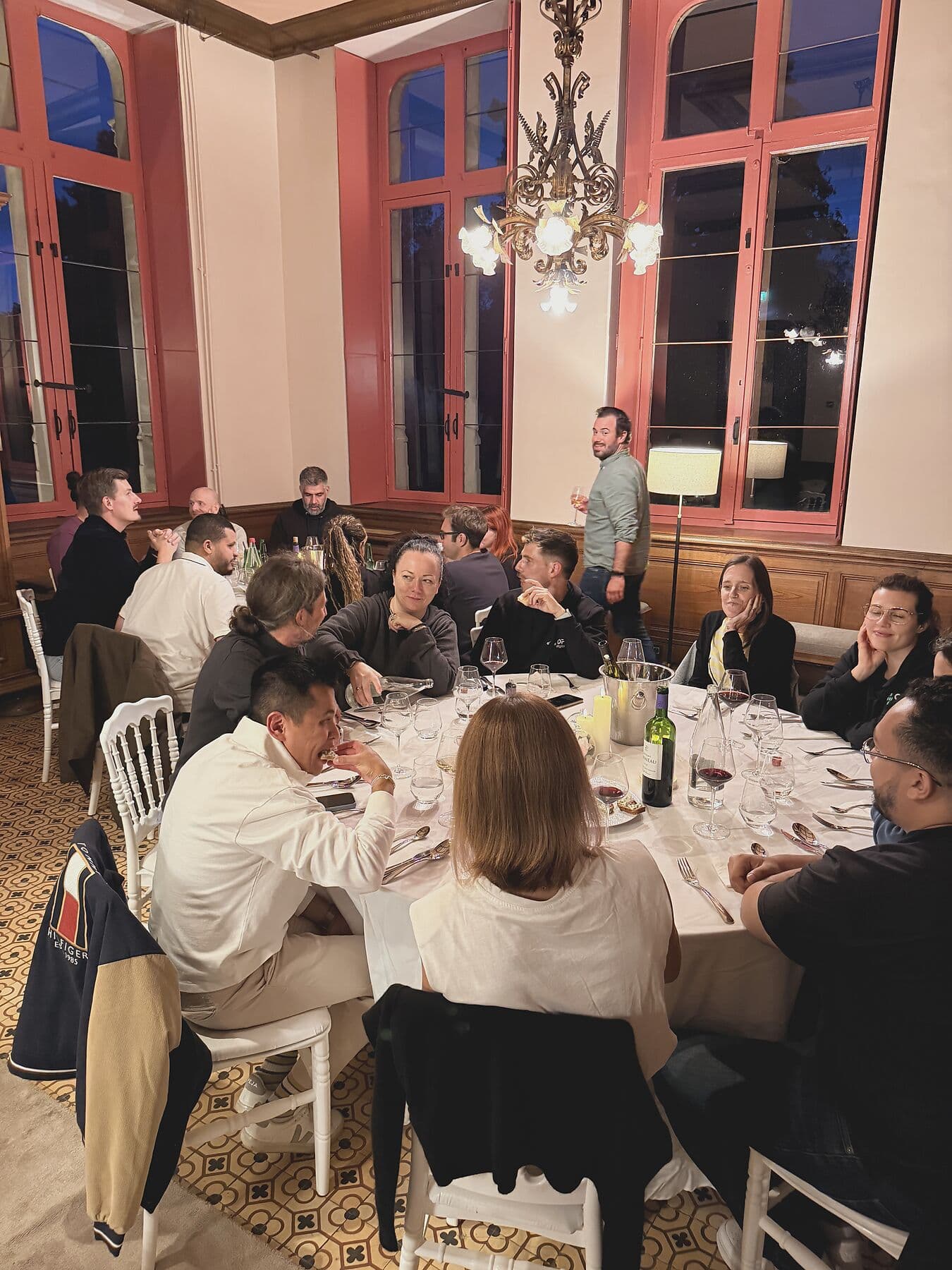 Dîner d'équipe dans un salon du château