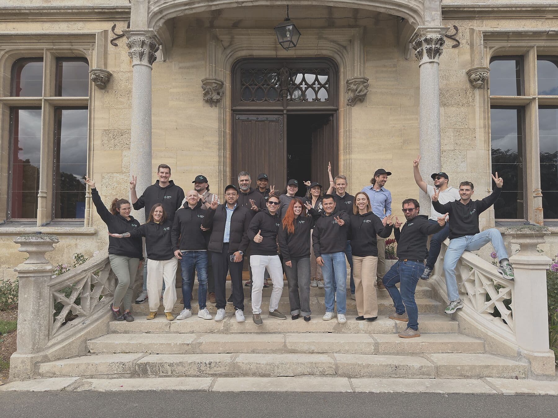 L'équipe Opti Digital devant le château lors de son séminaire de septembre 2026