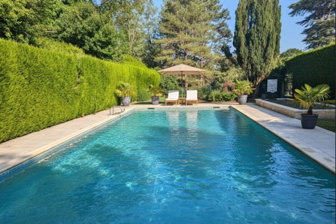 Piscine du domaine entourée de haies