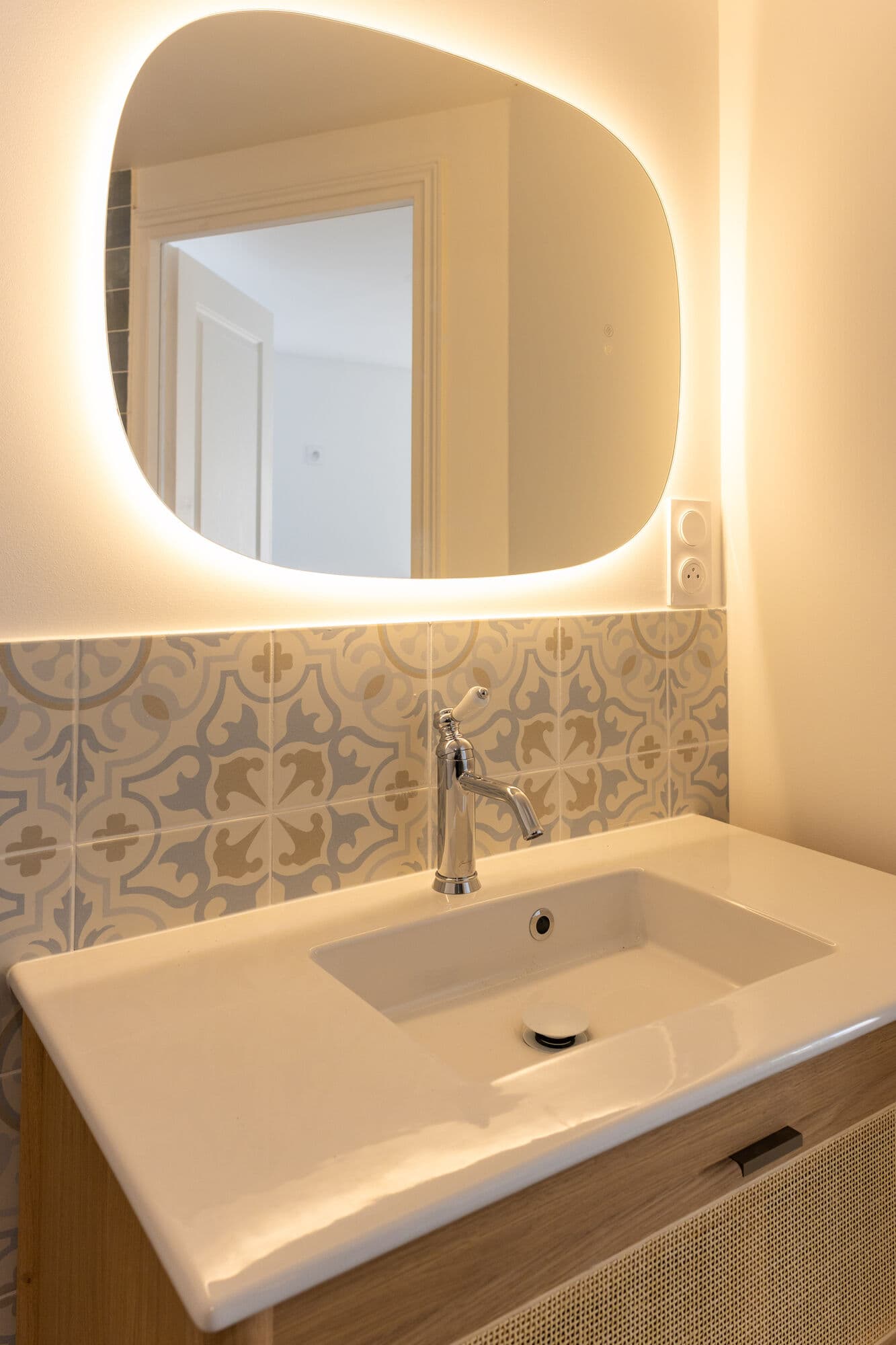 Salle de bain moderne avec vasque et miroir lumineux