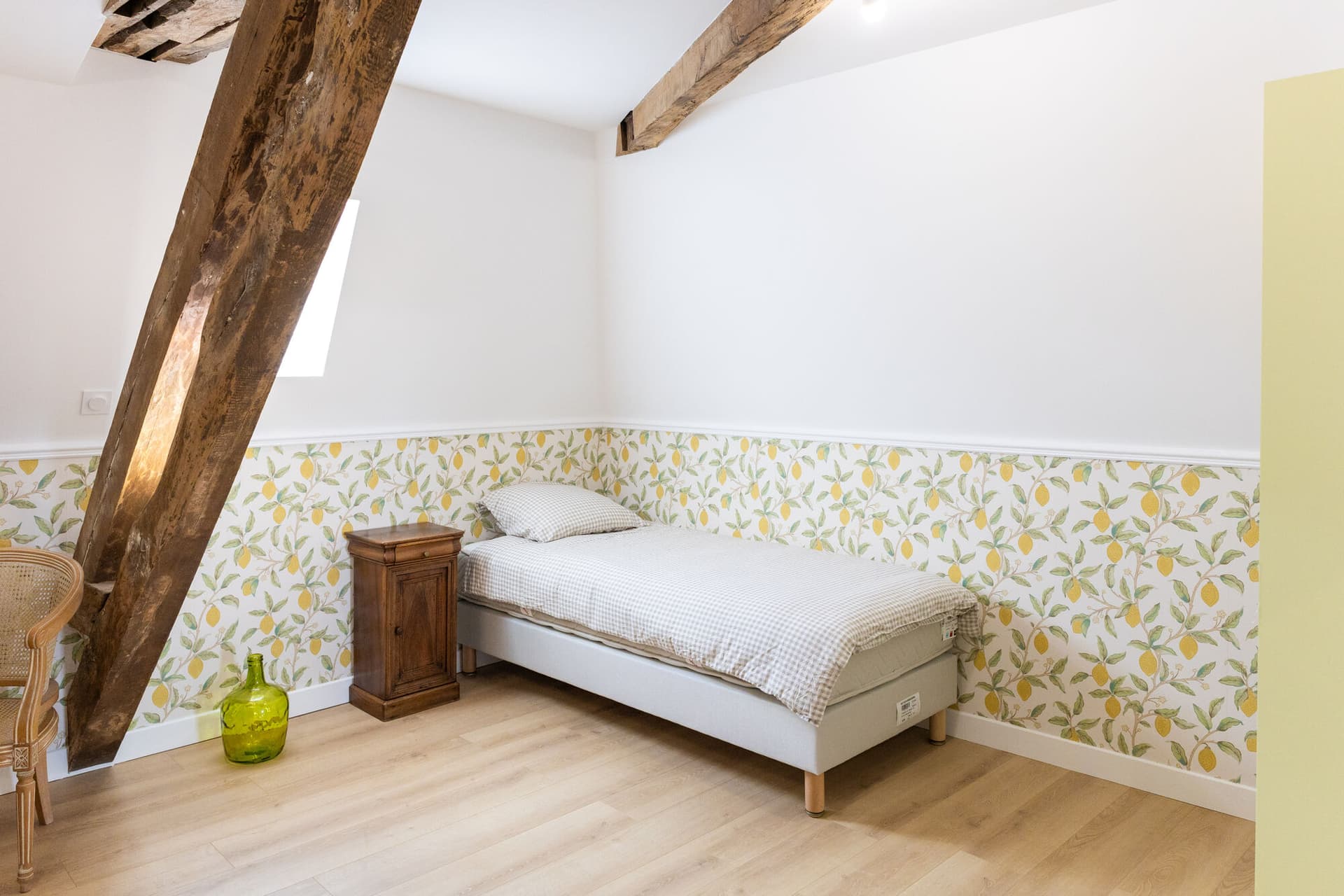 Chambre twin sous les poutres, papier peint aux citrons