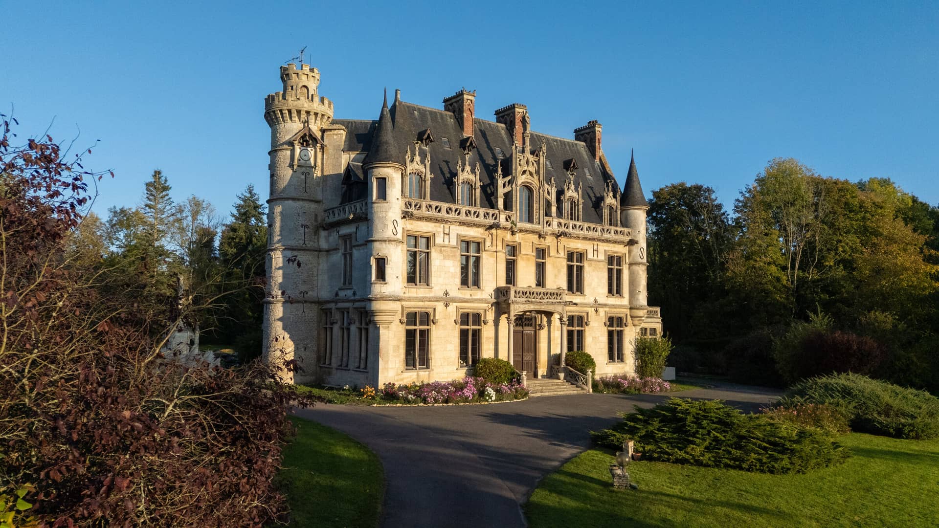 Façade néogothique du Château du Chesnay-Haguest