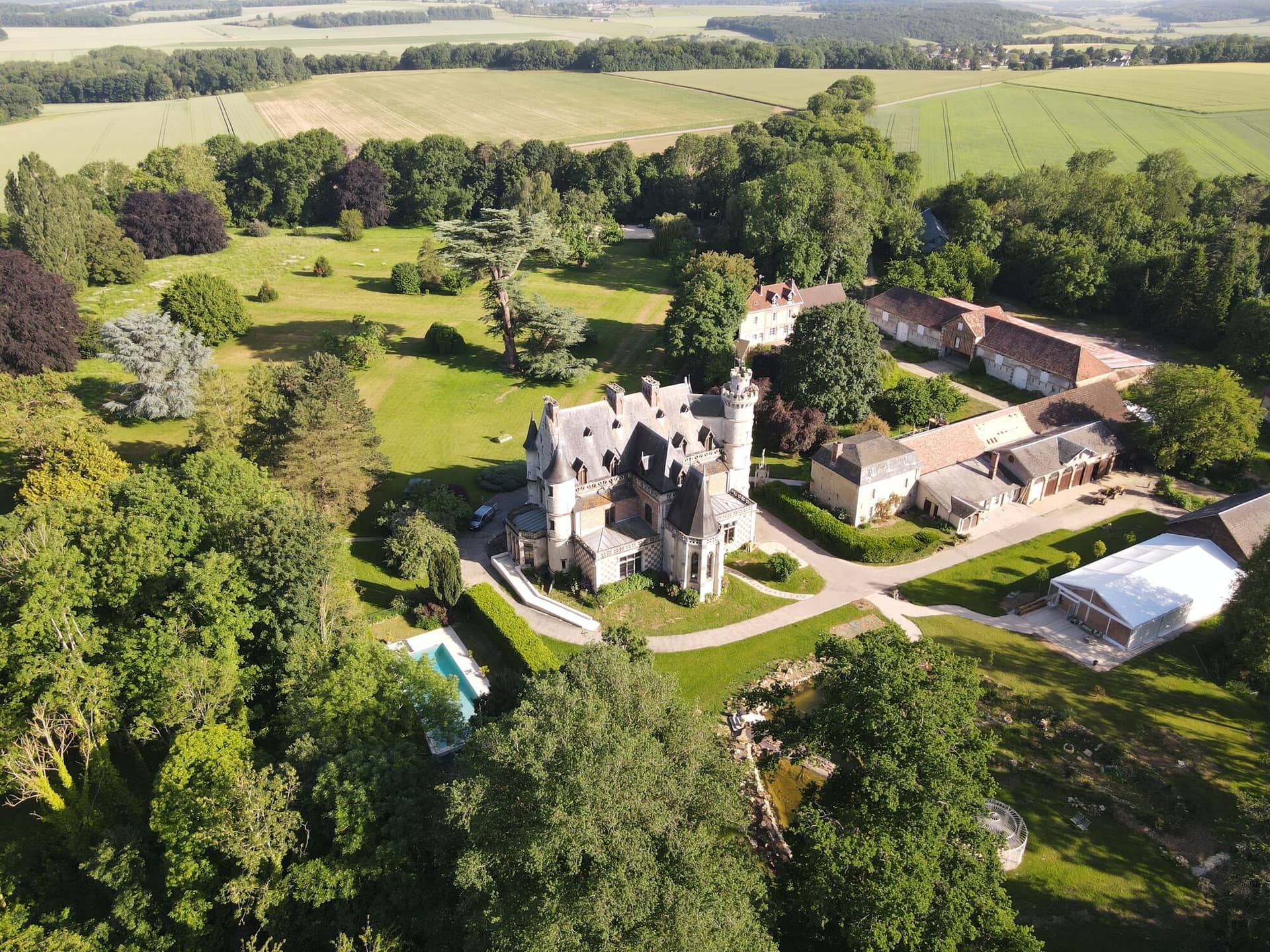 Vue aérienne du château, de ses dépendances et du parc