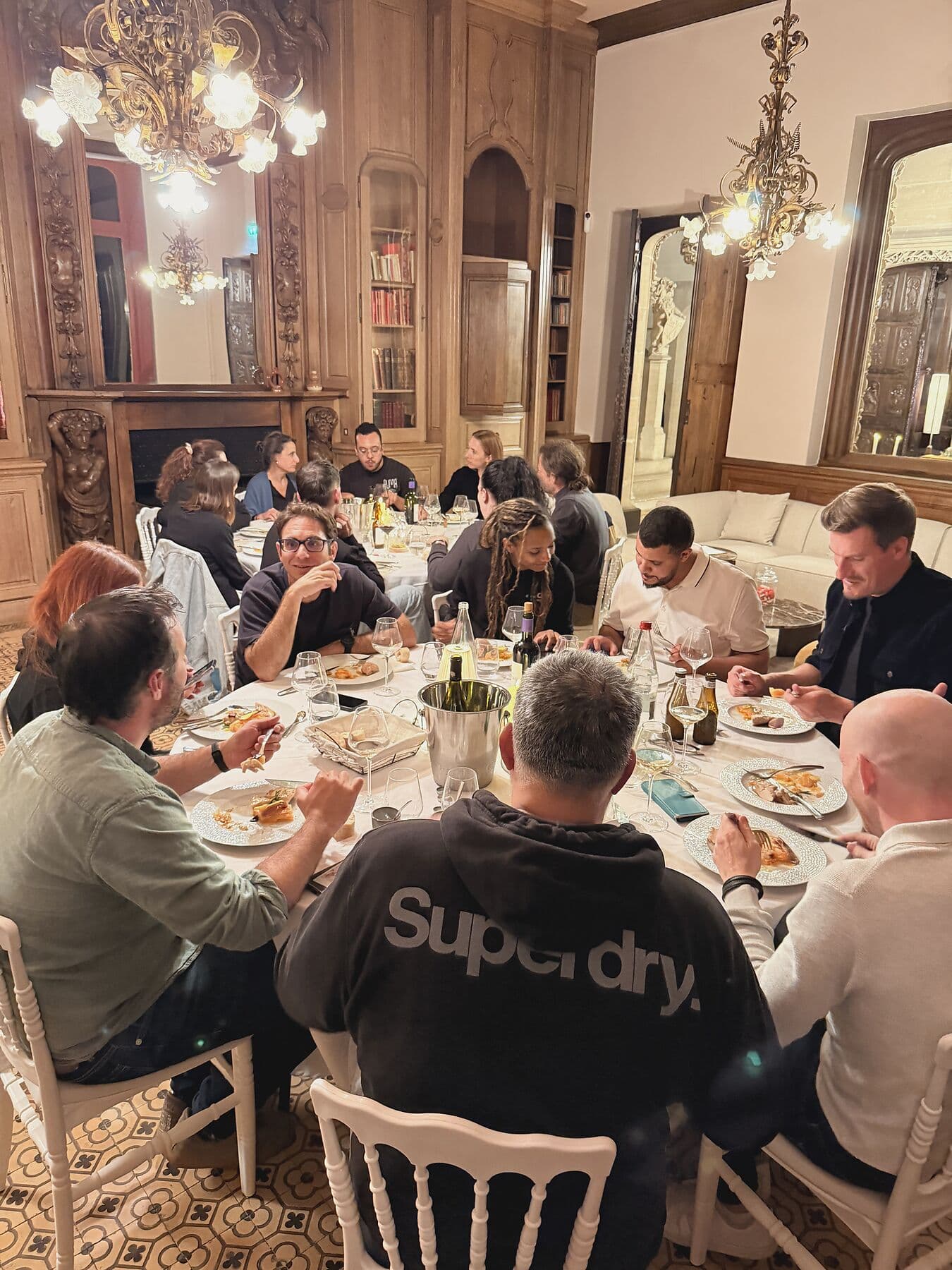 Tablée conviviale lors d'un dîner de séminaire au château