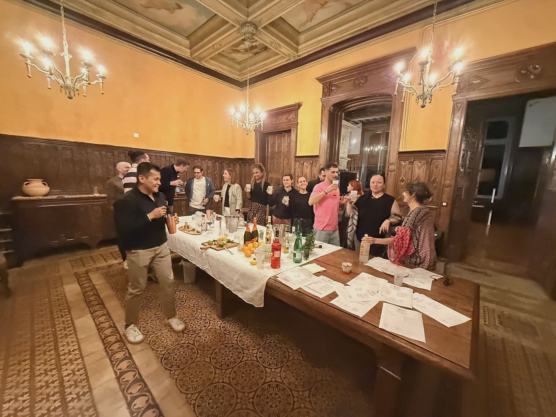 Atelier mixologie dans la salle à manger du château
