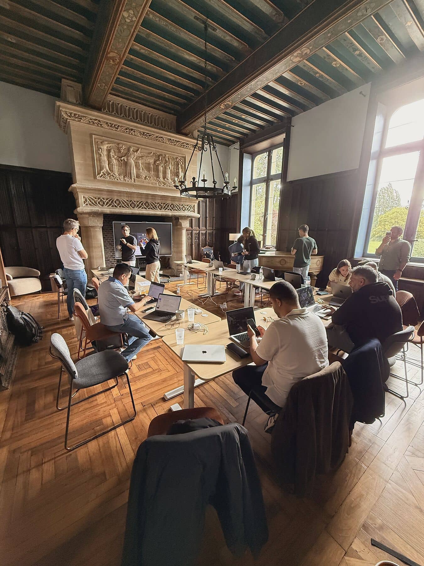 Équipe en séance de travail dans un salon du château