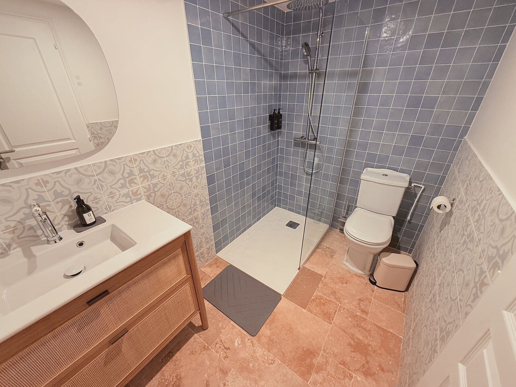 Salle de bain avec douche carrelée de bleu