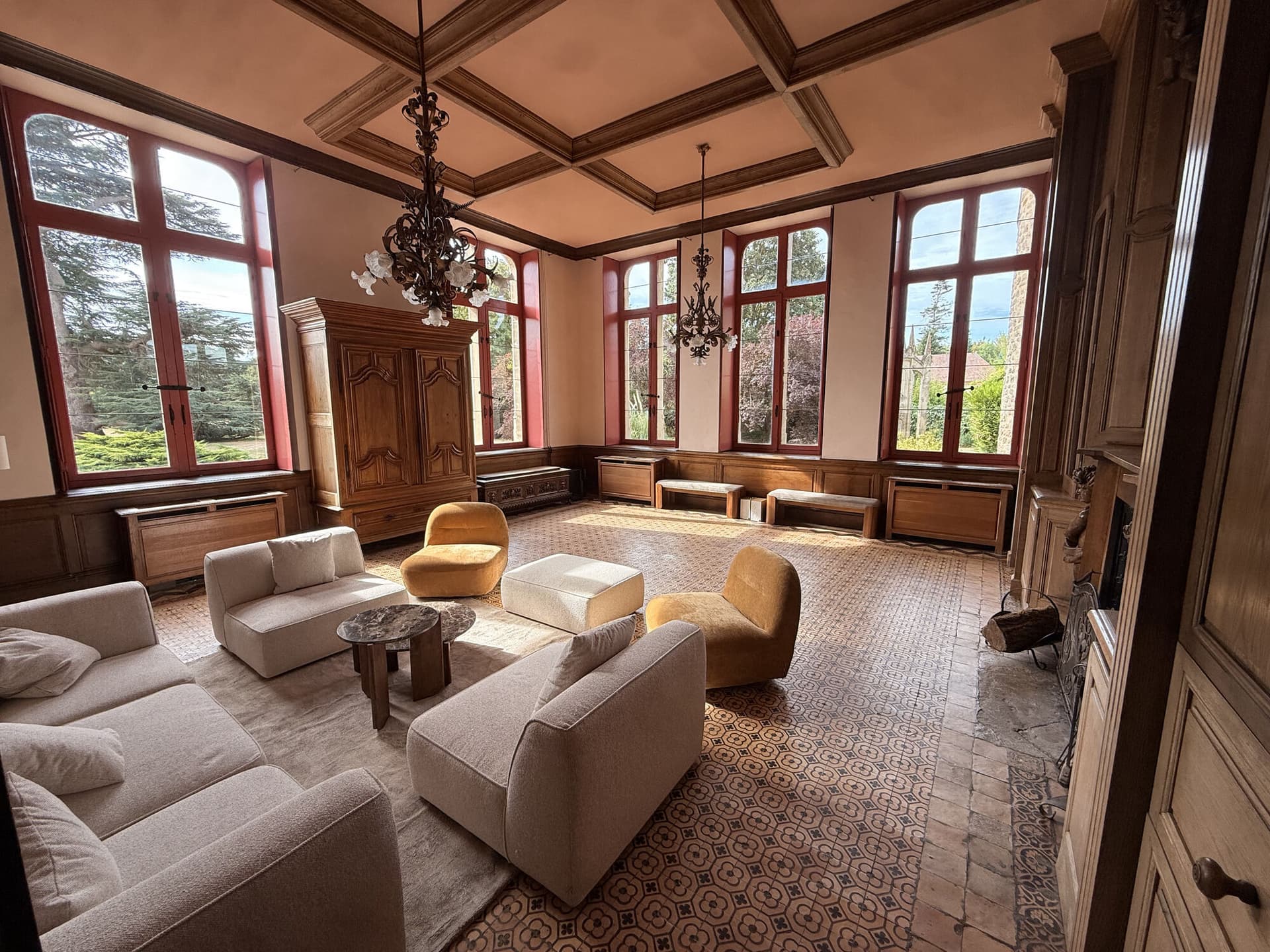 Salon du château à boiseries et plafond à caissons