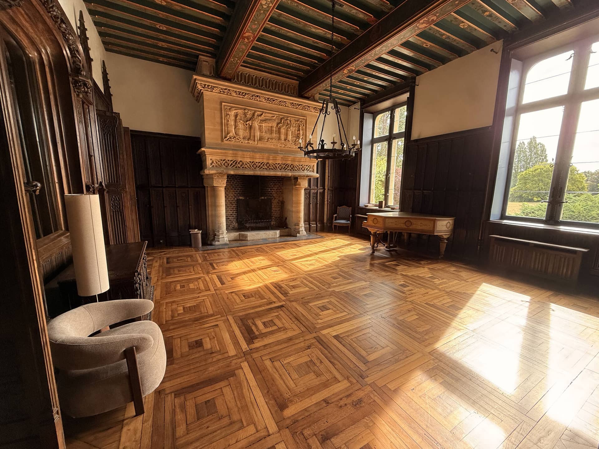 Salon du château avec cheminée monumentale
