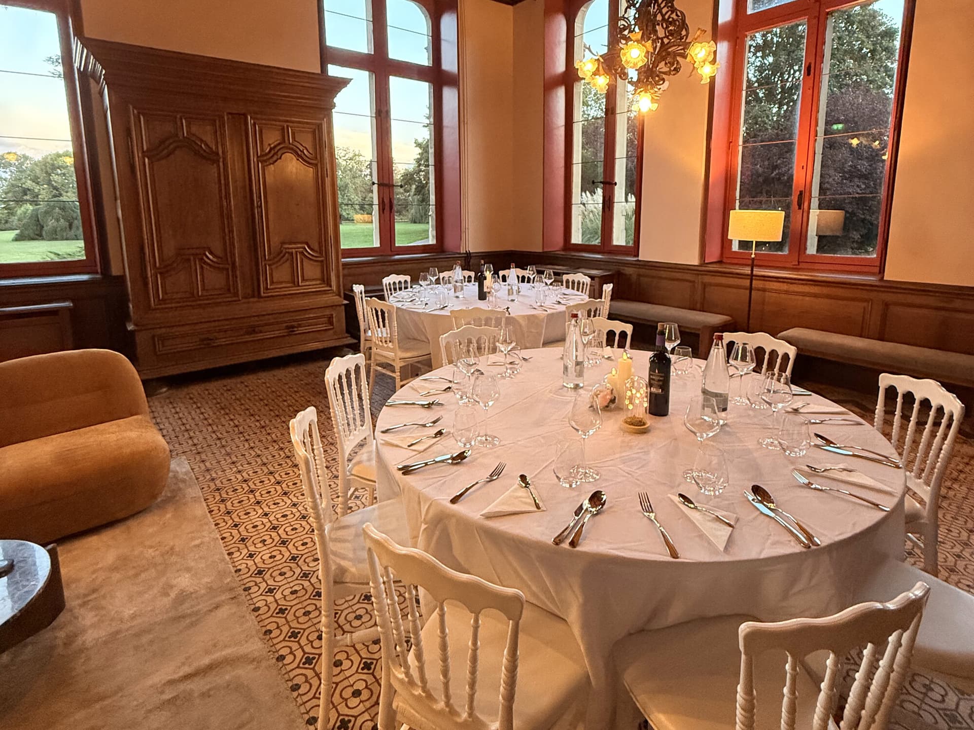 Tables dressées dans le salon Dumas, avant le dîner