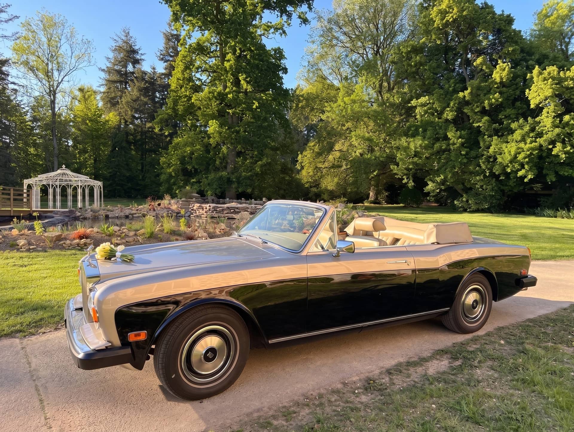 Automobile de collection présentée dans le parc du château